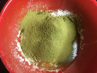 爆浆抹茶冰心面包,制作抹茶卡仕达酱，两个全蛋（也可以用四个蛋黄）➕ 35克玉米淀粉➕10g抹茶粉