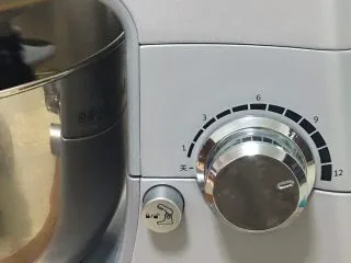 黑砖蜜豆吐司,启动厨师机高速档,打发10分钟。