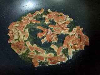 黑椒牛排炒意面,放入牛排炒变色。