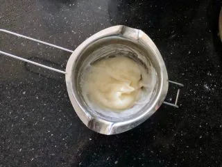 女王大理石纹吐司,首先制作好汤种放凉后放入冰箱冷藏4个小时以上。