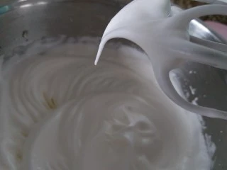 咸蛋黄肉松盒子蛋糕,糖一共分三次加入到蛋清内，蛋白霜打到湿性发泡就可以了。