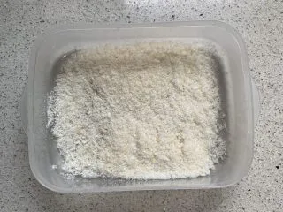 紫薯牛奶小方,模具里面撒椰蓉