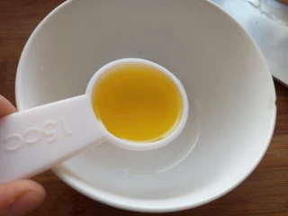 香辣孜然土豆片烤箱版,碗里加一勺油