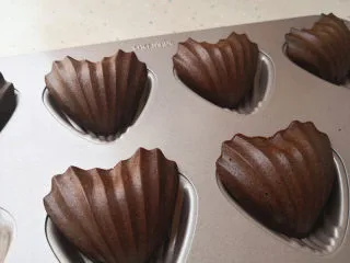 心形玛德琳蛋糕,出炉小心晾一晾， 