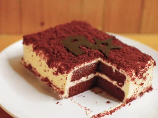 红丝绒蛋糕 无需酪乳 奶酪霜抹面,红丝绒的味道是香草+巧克力，介于两者之间的优雅的味道。 奶霜是奶油奶酪为主的酸奶味，平衡了结实的蛋糕体的浓郁香甜，增加蛋糕体的湿润度，制造出多层口感。 好吃到停不下来。