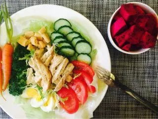 鸡肉主厨沙拉,淋上我最爱的日式沙拉汁， 拍照消毒，就可以开动啦！ 好好吃，嘎嘎嘎！😍😍😍