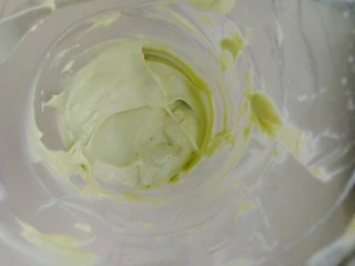 百变水果 蝶豆花蛋糕卷.百香果蓝莓馅,打成牛油果泥