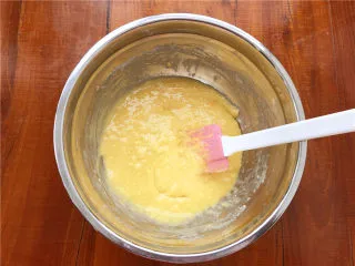 柠檬玛德琳甜甜圈,用刮刀翻拌至无干粉颗粒。