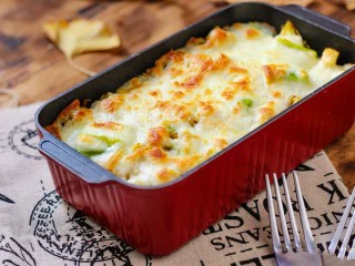 什锦咖喱焗饭,将容器放入烤箱中。220°烘烤10分钟。取出就可以享受美味啦！