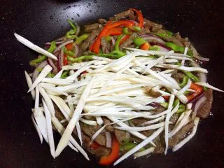 黑椒牛排炒意面,接着放入杏鲍菇炒均匀。