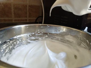 奶酪戚风纸杯,蛋白分3次打发至硬性发泡