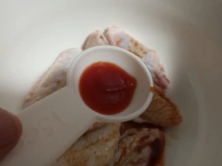 最简单的黑胡椒烤鸡翅,半勺番茄酱