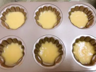 花生酱夹心玛德琳蛋糕,冷藏好的面糊先加入模具的三分之一 轻震出气泡