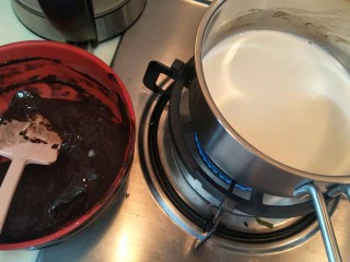 最“柔软”纸杯蛋糕☕—爆浆巧克力,把加热好的牛奶马上冲入蛋黄巧克力糊中。