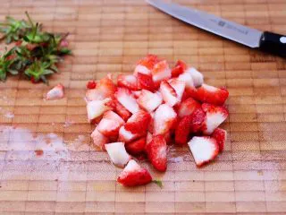 草莓芝士酥～蛋挞皮版,草莓洗净后，用刀把草莓切除尾部后，再切成小丁。