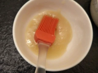 #猪里脊#绝世好叉烧-港式叉烧,准备少许蜂蜜。