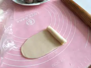 酥掉渣的蛋黄酥，月饼季做起来,卷起。