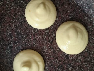 平底锅舒芙蕾,取一个平底不粘锅,倒入一丢丢油,然后用厨房用纸轻轻擦拭。把面糊挤入锅中