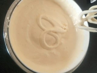 奶油草莓海绵蛋糕,打发到画“8”,花纹不消失。