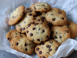 巧克力豆曲奇,叮咚~~出炉啦!看着就挺诱人的,偷偷的告诉你们,我一连吃了5块。