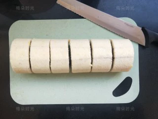 可可旋风蛋糕卷,取出切去两头,再切成等宽的小段即可。