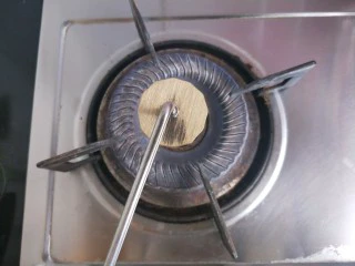 铜锣烧（印花版),铜烙印放在煤气灶火苗上加热一会。