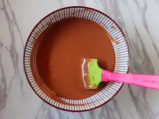 巧克力华夫饼,搅拌至黄油和完全融合在面糊中。 