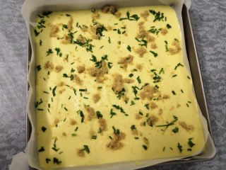 无油肉松蛋糕卷,洒上葱花,肉松