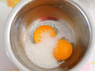 火爆Ins的StrawberryOmelet草莓抱抱卷,30g细砂糖加入蛋黄中。