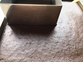 提拉米苏(蛋糕版),取出晾凉,用方形慕斯模具压出需要的大小,我的方形慕斯圈是8寸的,所以有一片蛋糕片需要拼接一下,