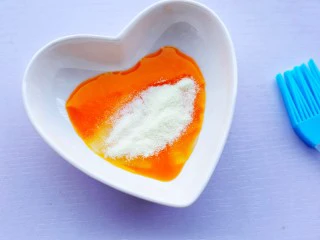 网红蛋挞皮芒果酥,鸡蛋打散加一勺澳优爱优奶粉搅拌均匀。