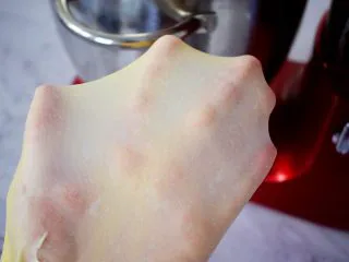 日式炼乳手撕面包,直到揉至完全阶段,就是可以拉出薄薄的膜即可