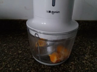 咸蛋黄肉松盒子蛋糕,烘烤蛋糕的时候，把咸鸭蛋煮熟，取蛋黄放在东菱无线搅肉机里搅碎！ 