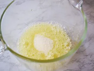 7寸中空双色戚风蛋糕,加入白糖,白糖分三次加入,打发至硬性发泡