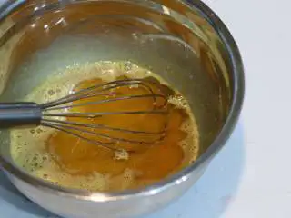 圣诞树枫糖戚风, 加入玉米油，用蛋抽搅拌均匀 