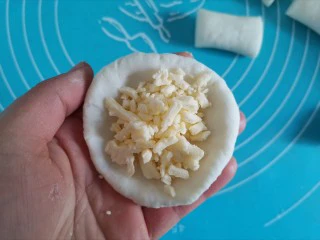 脆皮山药奶酪棒～健脾养胃还补钙,取一个剂子按压饼状，包入芝士碎