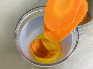 胡萝卜华夫饼,加入蒸熟的胡萝卜片。