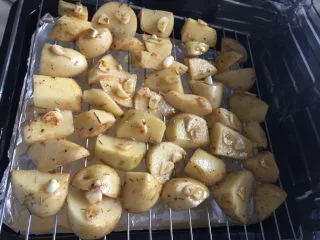 这样吃土豆必须躲起来吃——烤薯角,烤箱预热200度，这时候可以将薯角放上烤网上