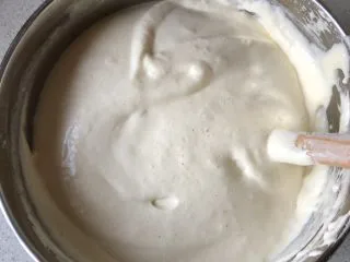 法式海绵蛋糕,使蛋糊和面粉混合均匀。 