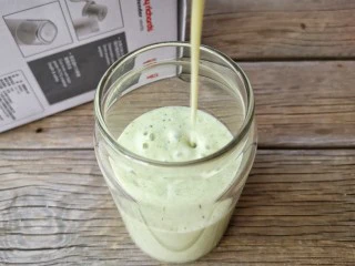 牛油果香蕉奶昔——敲好喝的夏日特饮,程序结束后，找一个好看的杯子，倒出奶昔。