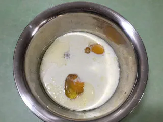 芒果千层蛋糕,将除低粉以外的千层皮材料全部放入盆中.