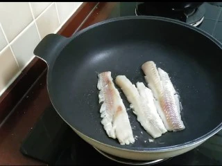 芙蓉鳕鱼锅贴,锅中倒入少许油,八成热时放入鳕鱼煎熟,然后切成小碎块