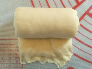 超软拉丝北海道土司(2个),卷起。地下按扁后。