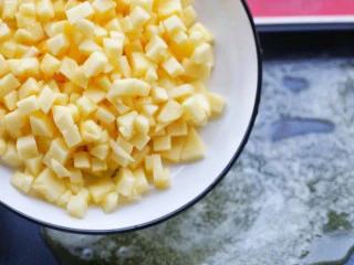 无敌好吃的苹果派,倒入苹果。