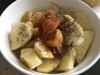 这样吃土豆必须躲起来吃——烤薯角,再加入橄榄油搅拌，（如没有橄榄油用玉米油或者色拉油代替，无色无味植物油最好）