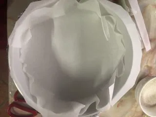 十寸古早蛋糕,就是这样。倒入的时候需要稍微整理一下。 烤箱预热至155度