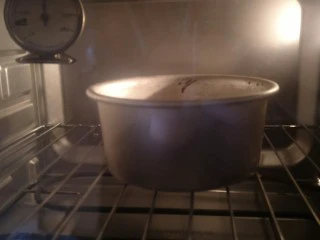 来自冬天的温暖—重芝士布朗尼蛋糕,烤箱预热180°,烤18分钟。烤好后烤箱不要关。继续160度预热