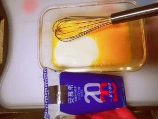 酸奶蛋(也可以用牛奶),放入半瓶酸奶搅拌(最好选择浓稠的)