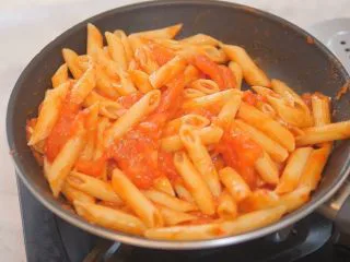 蕃茄意大利直筒面,准备盛出装盘