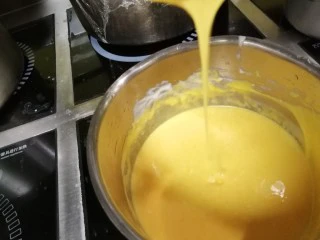 胡萝卜浓汤意面,搅拌均匀成这个颜色和稀稠度